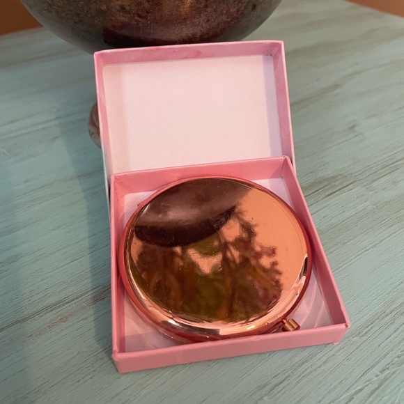 Rose Gold Compact Mirror - Picture 3 of 4